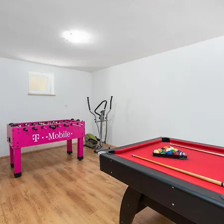 Ester - Private Pool Escape For 8 - Happy بيت للعطل لابين